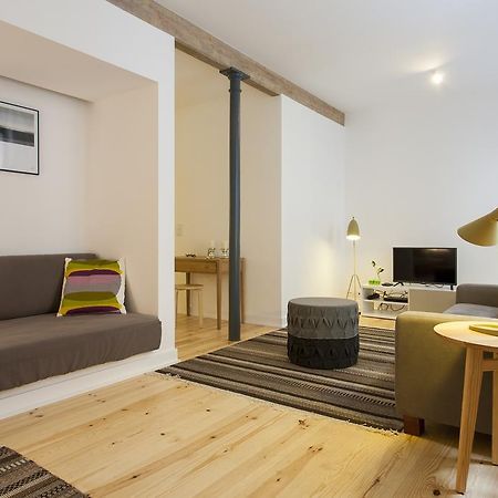ALTIDO Cosy 1-bed flat with workspace in Santa Catarina, moments from Luís de Camões Sq Lisboa Quarto foto