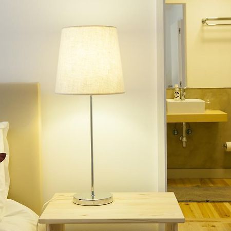 ALTIDO Cosy 1-bed flat with workspace in Santa Catarina, moments from Luís de Camões Sq Lisboa Quarto foto