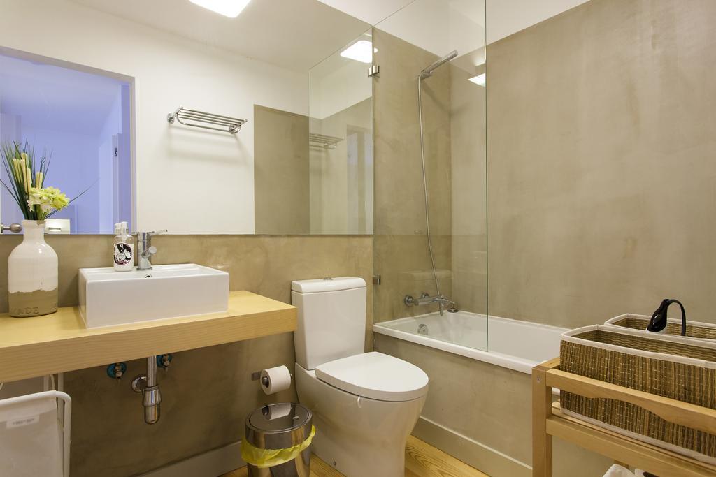 ALTIDO Cosy 1-bed flat with workspace in Santa Catarina, moments from Luís de Camões Sq Lisboa Quarto foto