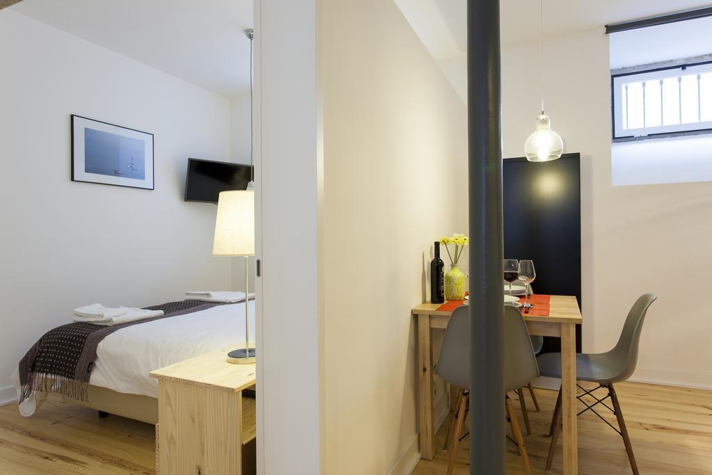 ALTIDO Cosy 1-bed flat with workspace in Santa Catarina, moments from Luís de Camões Sq Lisboa Quarto foto