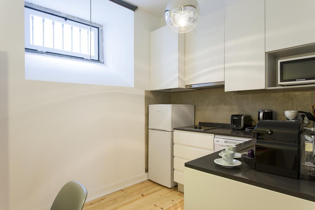 ALTIDO Cosy 1-bed flat with workspace in Santa Catarina, moments from Luís de Camões Sq Lisboa Quarto foto