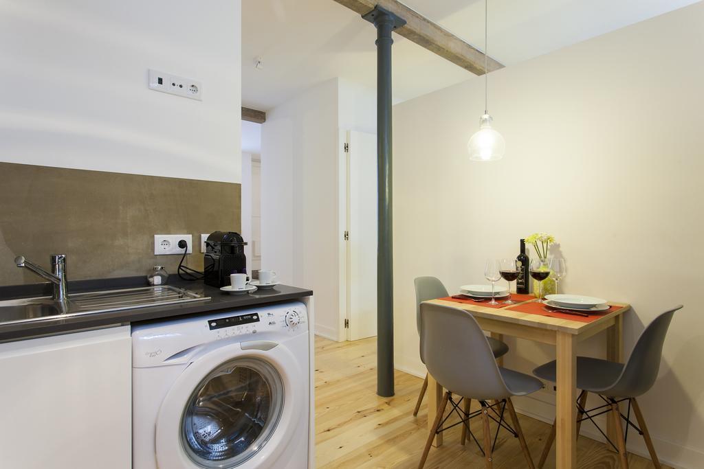 ALTIDO Cosy 1-bed flat with workspace in Santa Catarina, moments from Luís de Camões Sq Lisboa Quarto foto